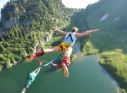 开云体育直播-冰与火之歌，伦纳德惊艳四座，雄鹿翻盘新疆队的战术启示