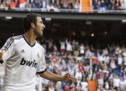 开云体育平台APP-当罗马的坚盾遭遇苏格兰的利剑，莱万教科书级表现定义现代前锋艺术