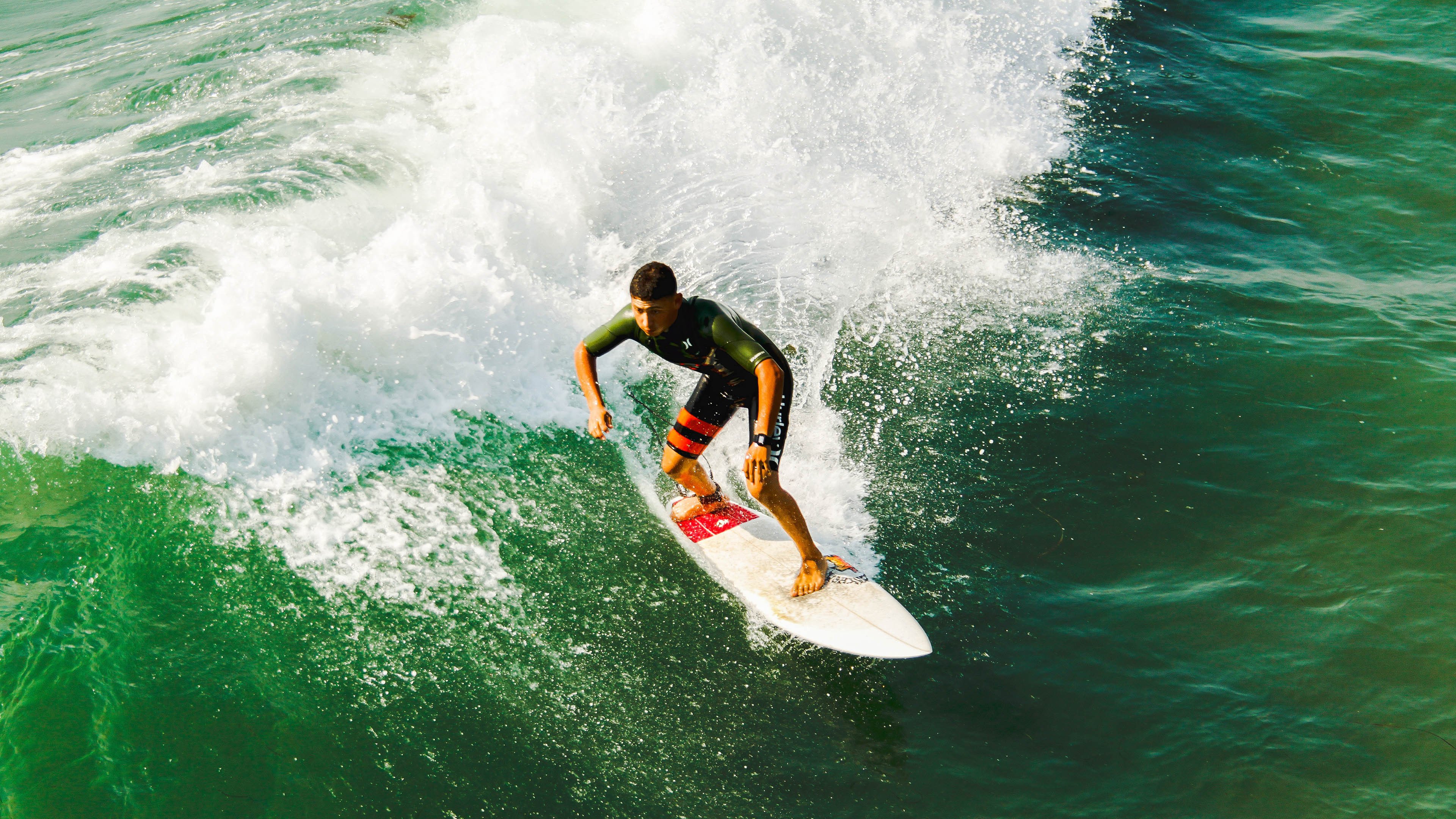 阿尔瓦雷斯爆发破僵局,勒沃库森力克加纳展现战术韧性
